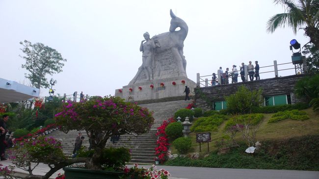 頂上に建つ鹿回頭公園のモニュメント。