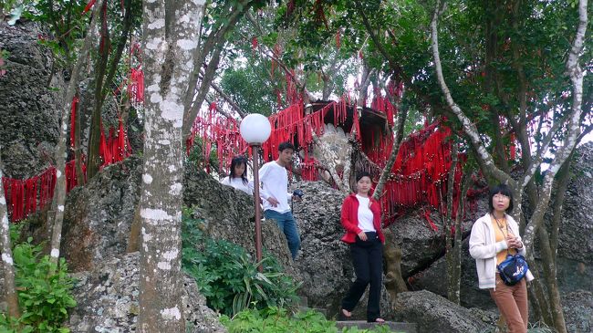 公園内にある縁結びの神様に、お祈りお参り帰りの若者達。