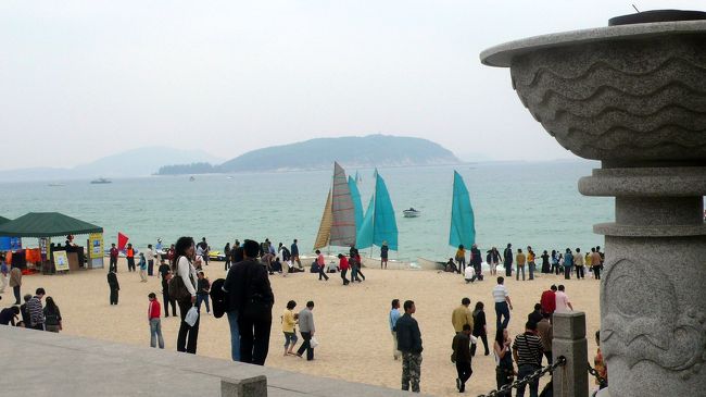 三亜の海水浴場、砂はさらさらですが水は少し濁りあり。<br />寒かったので誰も泳いでは居りません。