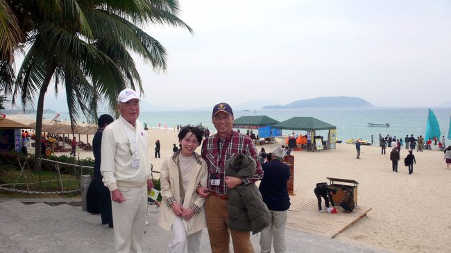 海水浴場をバックに記念写真を。