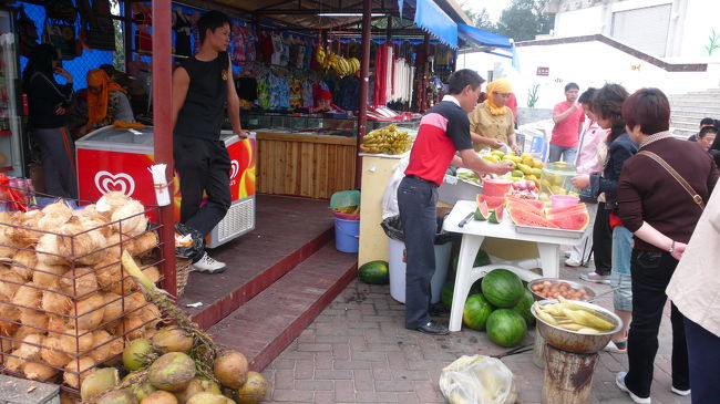 こちらの売店では、熱帯水果の看板で、マンゴー・スターフルーツ・パパイア・バナナ・椰子の実・パイナップル、その他スイカ・トマト・卵等々が売られていました。