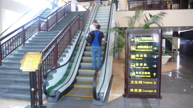 出入国検査場がある２階へ上りますが、検査場とトイレが有るだけです。