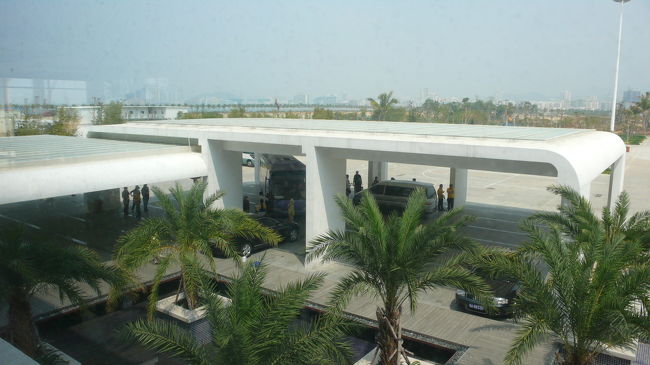 検査場の２階から見た、１階広場の状況です。<br />一般客の立ち入り禁止場所ですから、オプションのバスだけです。タクシーも有りませんでした。<br />町へ行くのも船のオプションに参加となります。<br />往復ＵＳ５ドル位したように思います。