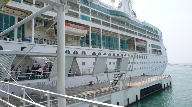 通路を通り、船に乗り込んでいく乗客達。