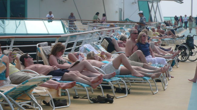 旅行期間中初めて太陽が照り、やっと日光浴ができたのも束の間、３時間程で又曇り空、寒くて船内に退避。