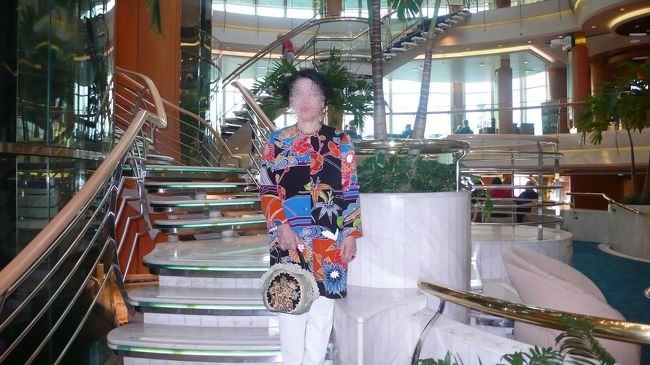 夕食前にロビーで、娘の訪問着をリホームして服に仕上げました。