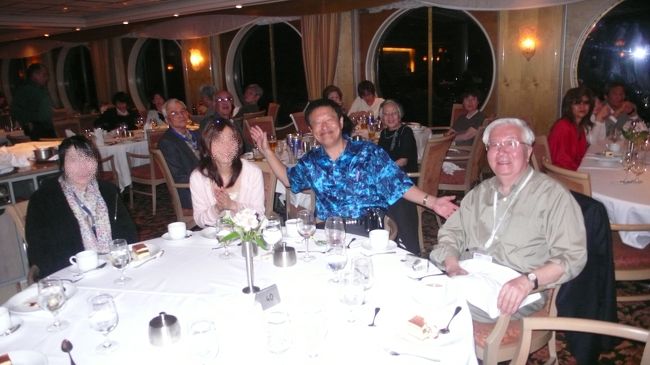 クルーズ最後の夕食会場で、最高に楽しかったですね。<br />若いお嬢さん達と同じテーブルでの食事の味は一味も二味も違ったことでしょう、いつもの顔と随分違いますよ。