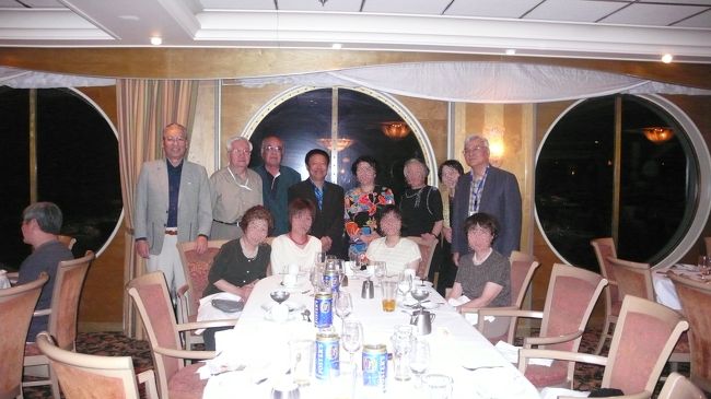 私達のテーブルの皆さんと共に記念撮影です。<br />楽しい旅を有難う御座いました。<br />また何処かのクルーズでお会いできることを楽しみにしております。<br />