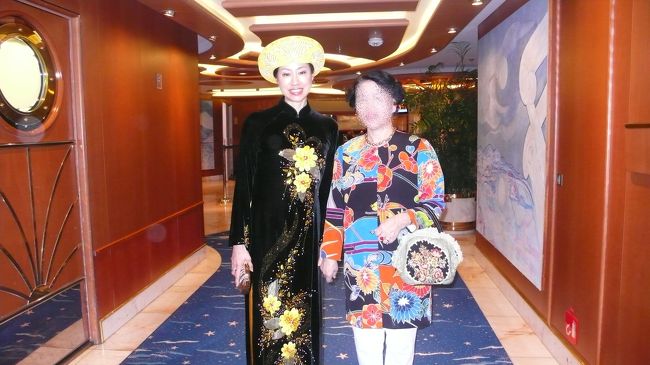 夕食後にお見かけした素晴らしい方に、写真を撮らせていただきました。<br />顔・スタイル・服装すべて唸る方、カメラを向けている間手を握ってくれていたそうです。<br />私も横に並んで写して貰いたっかたです。<br />フォトショップに大きな写真が飾られていましたのを１枚購入してきました。<br />ショップの方はムービースターだと話していたそうです。