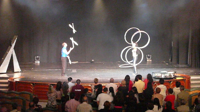 今夜のショータイムの一場面です。<br />いよいよ明日は最終日、香港上陸後空港から関西空港まで帰ります。<br />