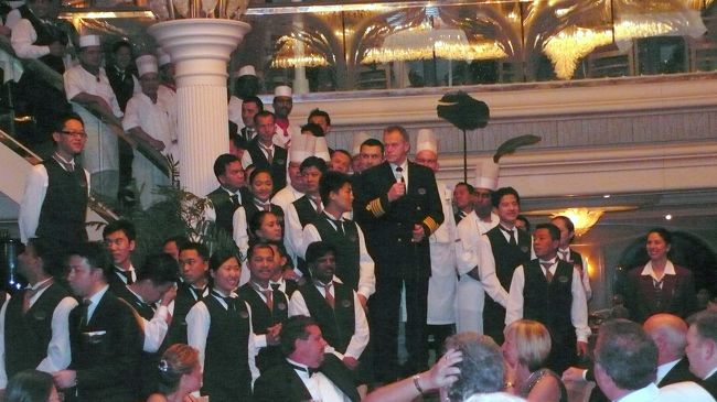 レストランでは、調理長やボーイ達が勢ぞろいして、船長がお礼の挨拶です。<br />（何を話してたのかは私内容一切分かりません）