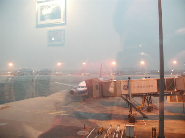 カトマンドゥ空港の出国手続きは厳しいチェックでした。<br />これもチベット問題が影響しているのか？<br />特に中国への出国だからか？<br /><br />ともかく中国広州に早朝到着。