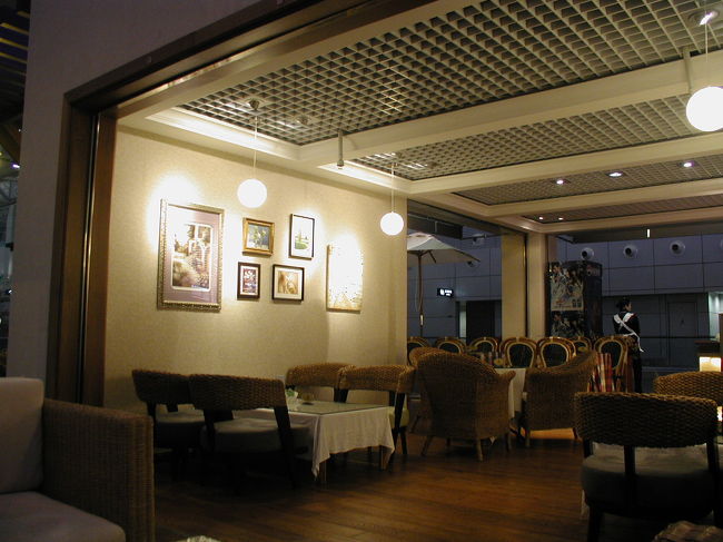 中国広州空港で乗り継ぎ時間待ち<br /><br />空港内でお茶をする。