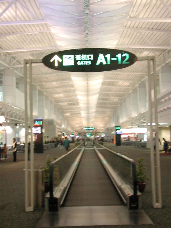 早朝の広州空港。