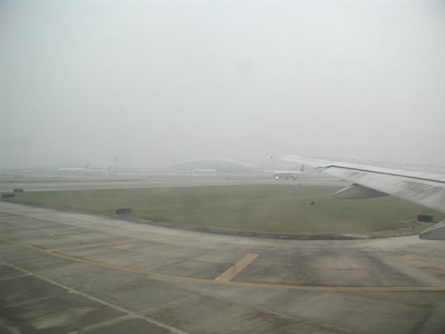 靄の中の広州空港。