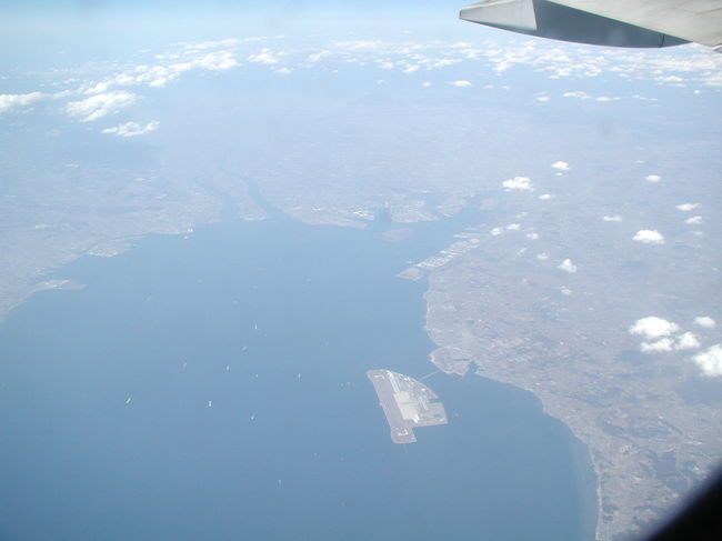 名古屋上空。<br /><br />中部国際空港も海の中にはっきりと見られた。