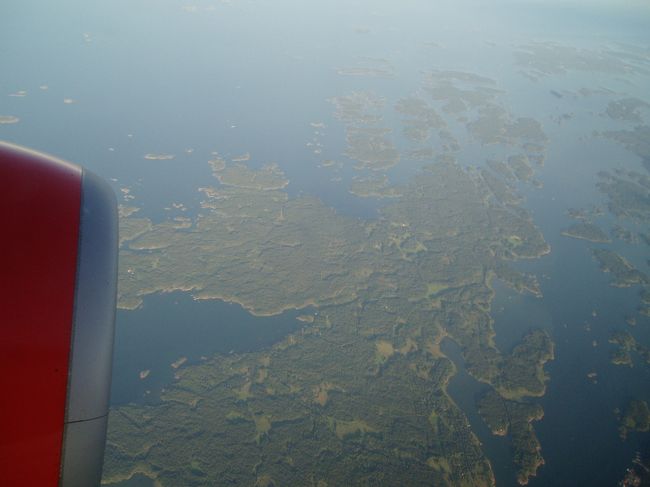 ストックホルムからキルナへの飛行機は、こんな光景がみられます。<br />北の大地は池が多いですよね。<br />