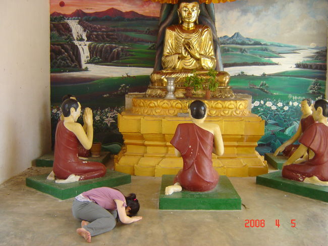 暑くて、、、、倒れました。<br /><br />んではなくて、お祈り中。<br />女性は女座りをして、土下座をするのですが、<br />おでこ・手・ひじ・ひざ・足の五箇所をくっつけるように３回行います。<br /><br />