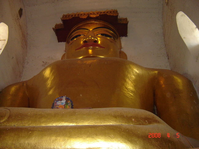 マヌーハ寺院<br /><br />なんか窮屈だな。