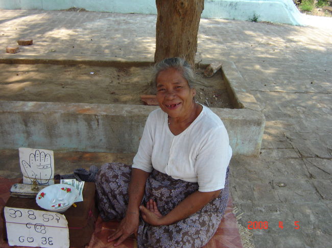 このお寺の裏には占いが当たると有名なおばあさんがいます。<br />ミャンマーは占い大国。<br />早速私も、<br />”恋愛”<br />についてみてもらう。<br /><br />と、今年バツグンらしい。<br />今年のがすと次は38歳らしい。<br />オソイネ。<br /><br />今年って、、、あたふた。<br />やります、がんばりますっ。<br />