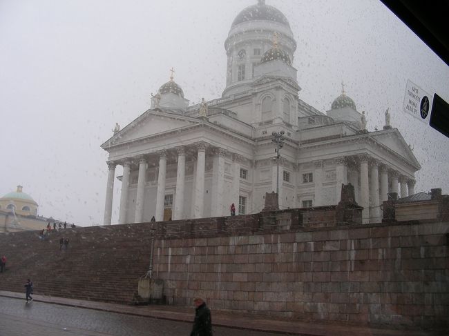 最初は<br /><br />ヘルシンキ大聖堂　堂々の姿<br /><br />ルーテル派本山１８５２年完成<br />　当初はドームは中央のみ<br />　設計者死後四隅にもドームを付け加えたもの