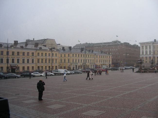 大聖堂前の<br /><br />元老院広場<br /><br />　　ひろーい。。。３０００平米の石畳