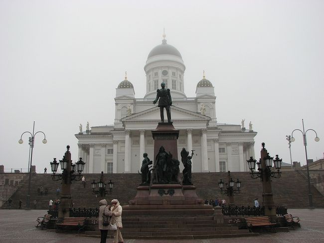 ロシア統治時代の皇帝<br /><br />ヘルシンキ大聖堂を背に<br /><br />アレクサンドル二世の立像。<br /><br />ロシア統治時代でもアレクサンドル二世は<br />フインランドを大切に統治したので<br />現在でも残されている。
