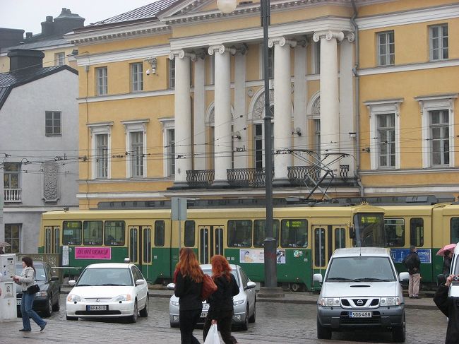 市庁舎の前をトラムが通る