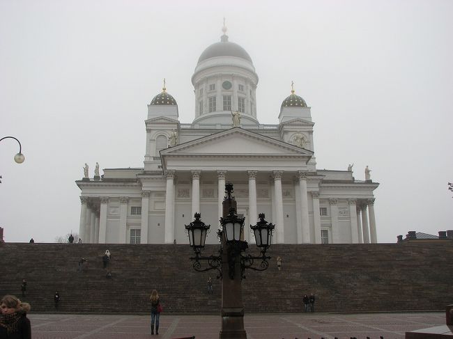 回れ右<br /><br />再度　ヘルシンキ大聖堂を見てバスへ<br /><br />実は近くのビルには<br />あの「ムーミン」のお店がありました。<br />　行かなかったので、<br />　　写真は有りません。