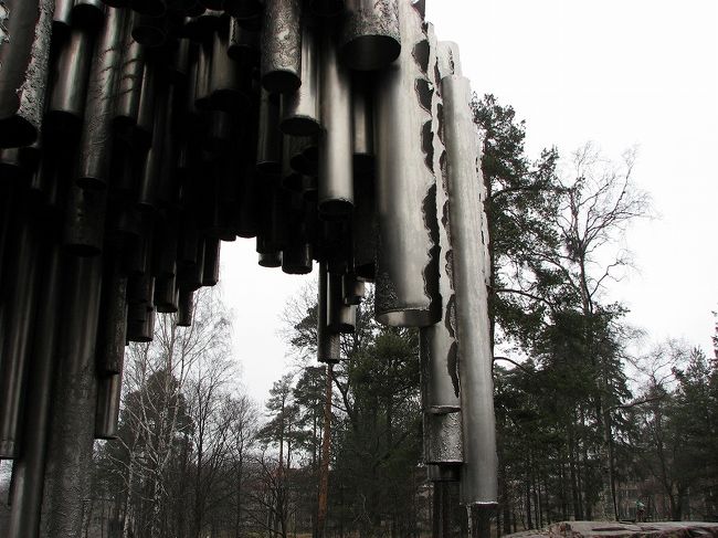 彫刻に造詣の無い私には<br /><br />パイプのモニュメントの美しさ　意味が判らなくて。