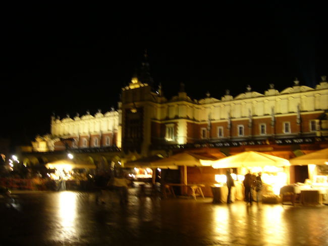 クラコフ中心部の広場にたつ織物会館。昔ポーランドの首都でもあった歴史の古い町で、旧市街一体は世界遺産に指定されている。