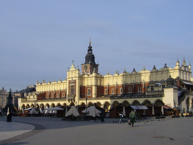 織物会館の昼の写真。