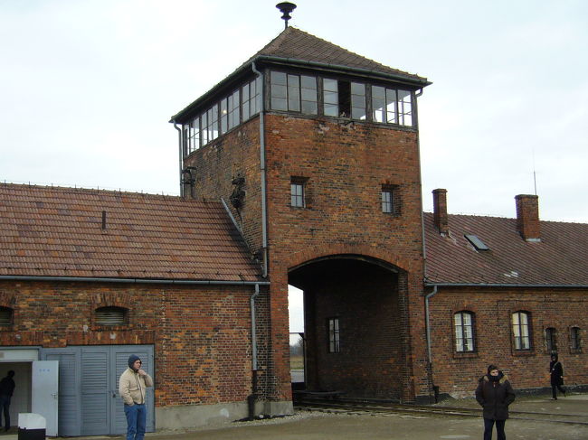 第二収容所ビルケナウの入り口にある見張り塔。この下は鉄道が引かれていて、直接電車に乗せた囚人を運んできました。電車が終わるところでおろされた囚人は、男女、老人子供など分けられて、労働に耐えられないと判断された人は「シャワー室（実際は毒ガスのシャワー）」に入れられて、殺害されたそうです。