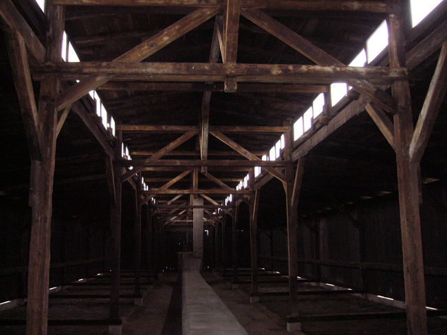 ビルケナウの収容所の内部。厩舎のように見えますが、これは発注先が厩舎のメーカーだったためで、馬用の金具等も付けられているのが見えました。それを人用に転用していたそうです。木造で、冬はいかに寒かったか、しのばれます。