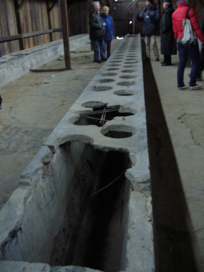 トイレ室。一日1回（？）決まったトイレの時間くらいしかいけなくて、1人１５秒とかで次の列に交代させられたようです。もちろん衛生状態は劣悪でした。