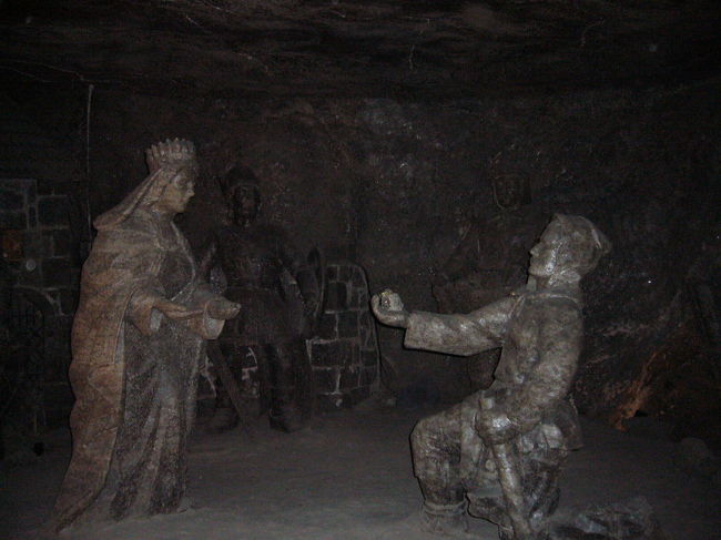 続いて訪れた塩鉱。現在は観光用に公開されているだけですが、いまだに塩水が下からあふれてくるため、たまに塩水を抜いてメンテナンスしているようです。これは塩で作った像。