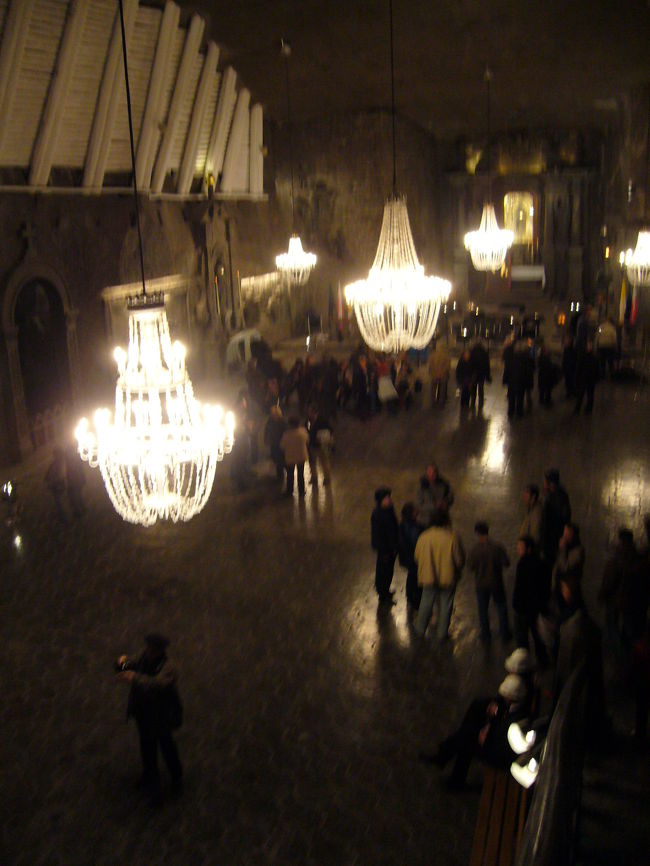 床からシャンデリア、銅像まで塩でできた地下深くにあるホール。ここで結婚式やいろいろなセレモニーも行われる現役のホールのようです。