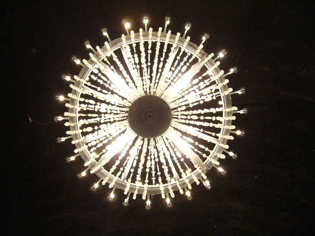 塩製のシャンデリアを上手に撮るには、床において撮ったらいいよ、とガイドさんが薦めていましたのでパチリ。