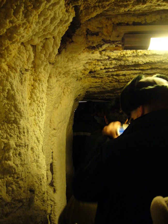 坑道を支える支柱には、染み出た塩がびっしりついて白くなっていました。