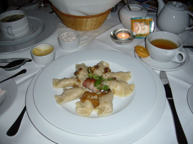 クラコフで食べたぎょうざ。何でぎょうざ？と思うけど、理由は不明。焼きぎょうざではなく、具を入れてゆでた餃子です。なかなか美味しかったけど、一個が結構大きくて、前菜で頼んだけどメイン級におなかがいっぱいに。。。