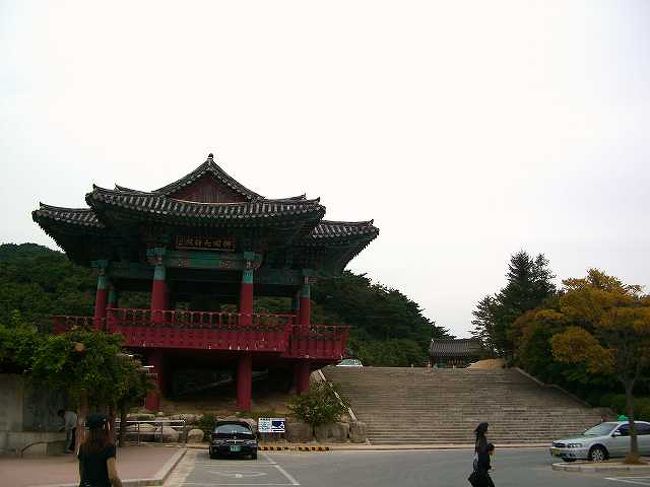 12:05　石窟庵（ソックラム）駐車場<br /><br /><br />バスはぐねぐねした山道をひたすら登り、約15分で石窟庵（ソックラム／Seokguram）の駐車場に到着しました。<br />帰りのバスの時間を確認して、石窟庵に行ってみることにします。<br /><br /><br />■Photolibrary<br />http://www.photolibrary.jp/img60/69_184591.html