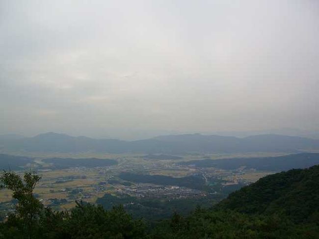 慶州（キョンジュ）の街を遠望<br /><br /><br />石窟庵（ソックラム／Seokguram）は山の頂上付近にあるので、慶州（キョンジュ／Gyeongju）の街を一望でします。<br />晴れていれば遠くまで見えそうですが、残念ながらちょっとかすんでいました。