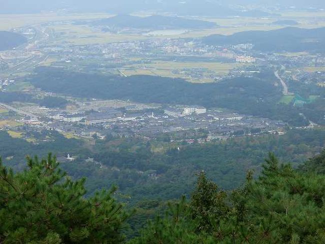 仏国寺（プルグクサ）遠望<br /><br /><br />石窟庵（ソックラム／Seokguram）の駐車場から見た仏国寺（プルグクサ／Bulguksa）です。<br />ちょっと遠くで小さく見えたので、ズームを使って撮ってみました。