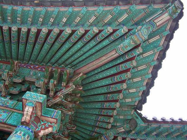 鐘付堂の屋根<br /><br /><br />これは鐘付堂の屋根です。<br />韓国独特の色遣いがきれいです。<br /><br /><br />■Photolibrary<br />http://www.photolibrary.jp/img60/69_184640.html