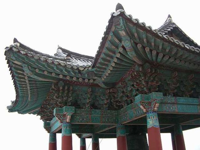 鐘付堂の屋根<br /><br /><br />これも鐘付堂の屋根です。<br />ちょうどこのとき、お坊さんが鐘を付いていました。