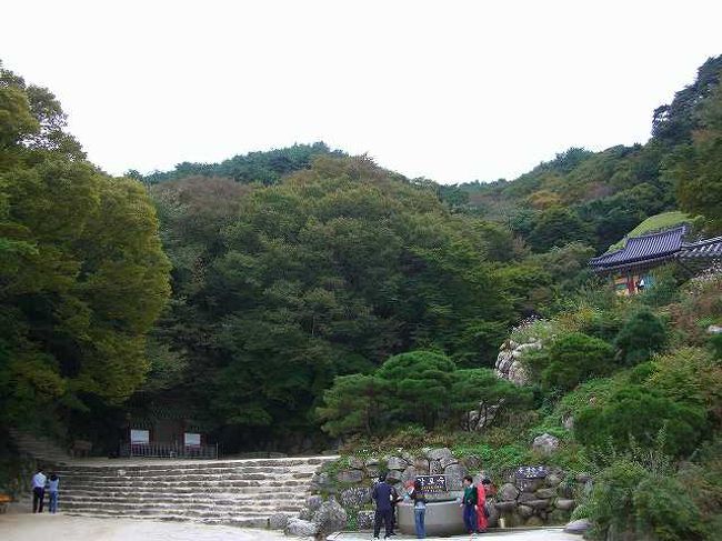 広場から<br /><br /><br />右手上に見えるのが本堂です。<br />入口の階段は左手奥、その手前に石窟庵（ソックラム／Seokguram）の案内板があります。