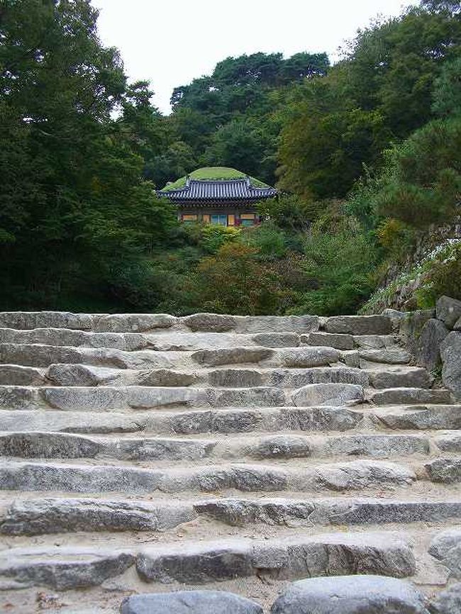 石窟庵（ソックラム）本堂へ<br /><br /><br />平坦な道をずっと歩いてきたかと思ったら、階段が出てきました。　でも、その先には本堂らしき物が見えるところにあるので、それほど上らなくても良さそうです。<br /><br />■Photolibrary<br />http://www.photolibrary.jp/img60/69_185124.html