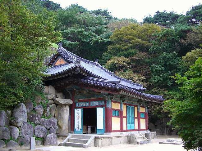 12:30　撮影禁止<br /><br /><br />この本堂？の中にあの有名な仏像がありますが、残念ながら写真撮影禁止でした。<br />でも、じっくり見ると岩の洞窟のような所に建物が建てられています。<br />中はガラス張りになっていて、今は仏像の近くまで行けないようです。<br /><br /><br />■Photolibrary<br />http://www.photolibrary.jp/img61/69_185193.html