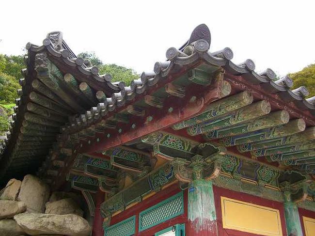 本堂の屋根<br /><br /><br />石窟庵（ソックラム／Seokguram）本堂の屋根です。<br />ちょっとわかりにくいのですが、左の方に石が来ているのが分かります。　<br />ちょうど建物半分が石に埋まったような感じです。<br /><br /><br />■Photolibrary<br />http://www.photolibrary.jp/img61/69_185199.html