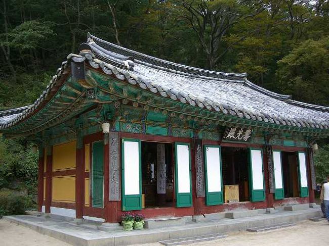 本堂隣の建物「寿光殿」です。<br />どっちかというと入口だけしかない本堂よりも少し立派に見えます。<br /><br /><br />■Photolibrary<br />http://www.photolibrary.jp/img61/69_185219.html